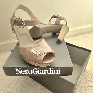 NWT Nero Giardini Women's Tan Sandals
